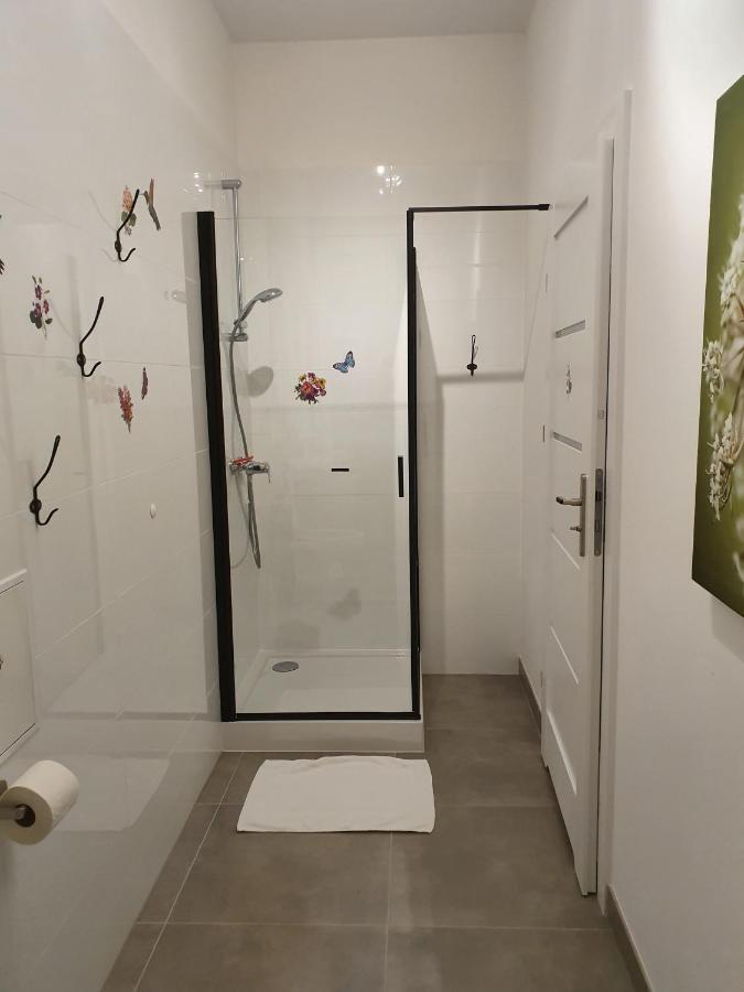 Central Lichtenberger Apartment For 6 People Berlin Eksteriør billede